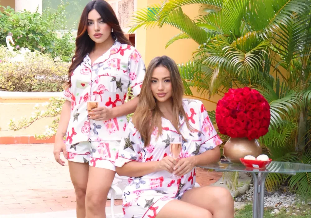 Modelo vistiendo pijama de Amorella Sleep